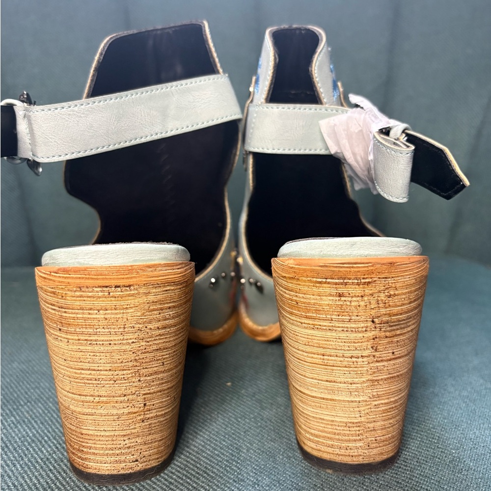 Floral Embroidered Women's Heeled Boots - image 3